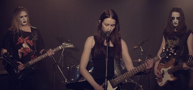 Hera and her band playing "Svarthamar" in 'Metalhead'.