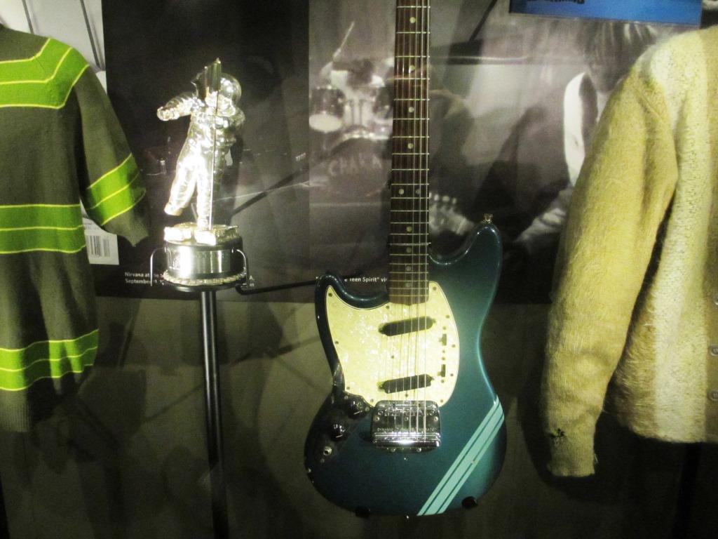 Fender Competition Mustang, 1969, played by Kurt Cobain.